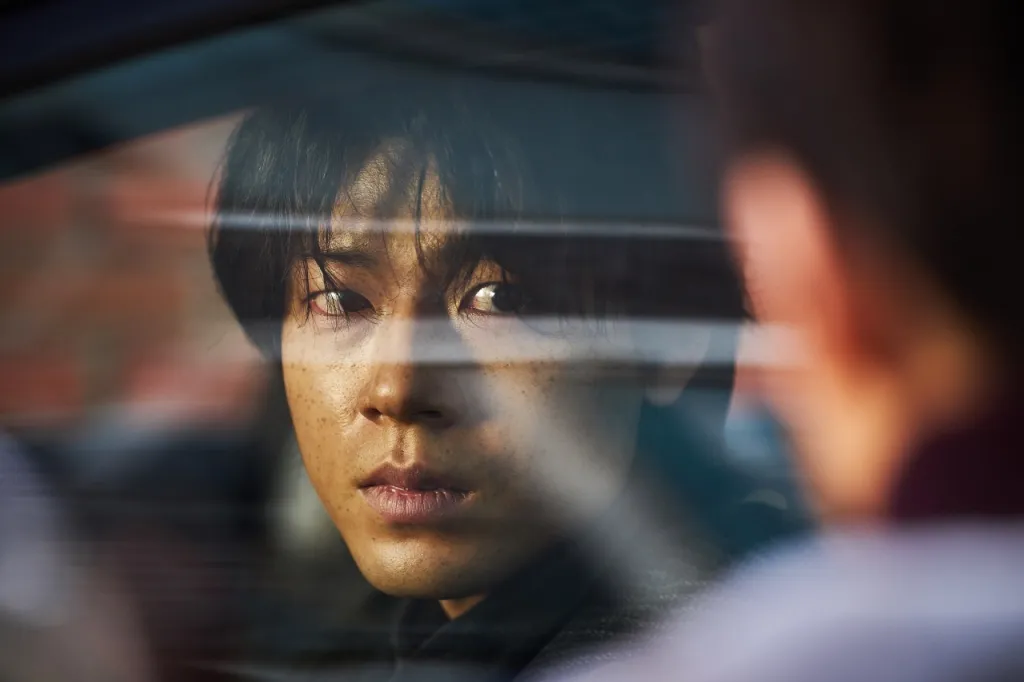 ภาพโปรโมตทางการจาก CJ ENM (ภาพประชาสัมพันธ์) ผ่าน Deadline ประกอบข่าว Paradise Lost หนังผู้กำกับ Train To Busan ขายแล้ว 118 ประเทศ บุกสหรัฐฯ พ.ย.นี้