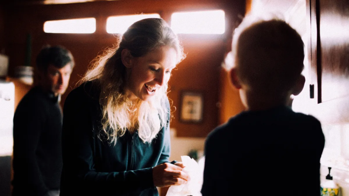 ภาพโปรโมตทางการจาก A24 (ภาพประชาสัมพันธ์) ผ่าน IndieWire ประกอบข่าว สารคดี Elizabeth Holmes ของ A24 เปิดตัว 15 ล้านดอลลาร์ สูงสุดอันดับ 2 ตลอดกาล